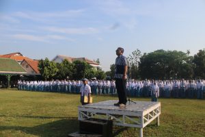 KEPALA DINAS KESEHATAN KABUPATEN JOMBANG PIMPIN UPACARA DI SMK NEGERI 1 JOMBANG: BIJAK DALAM UCAPAN, PERILAKU, DAN PENGGUNAAN MEDIA SOSIAL ADALAH KUNCI MENJAGA SITUASI TETAP TERKENDALI