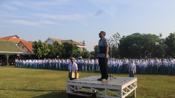 KEPALA DINAS KESEHATAN KABUPATEN JOMBANG PIMPIN UPACARA DI SMK NEGERI 1 JOMBANG: BIJAK DALAM UCAPAN, PERILAKU, DAN PENGGUNAAN MEDIA SOSIAL ADALAH KUNCI MENJAGA SITUASI TETAP TERKENDALI