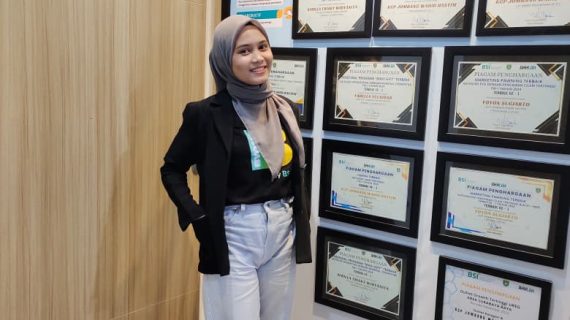 Destika Tesa Nur Anisa: Dari Berjualan Ayam Geprek, Menjadi Teller Bank Syariah Indonesia